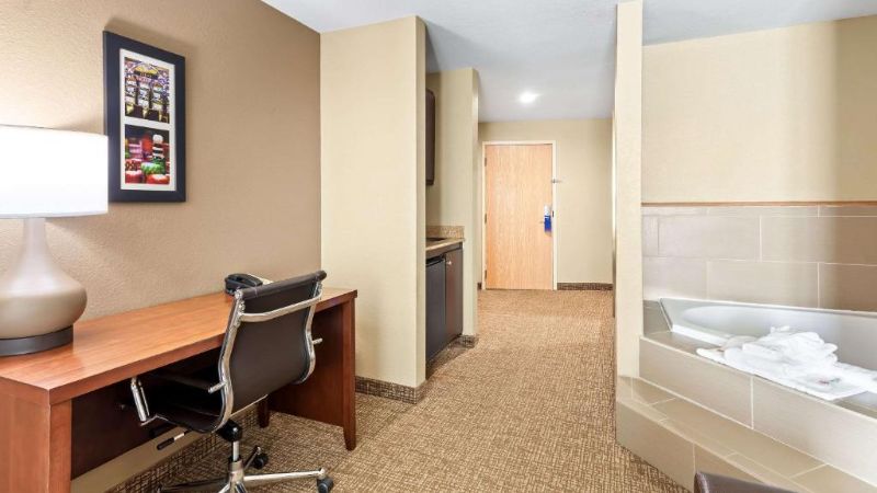 Comfort Suites Gulfport Central, room with private jacuzzi, photo 2
