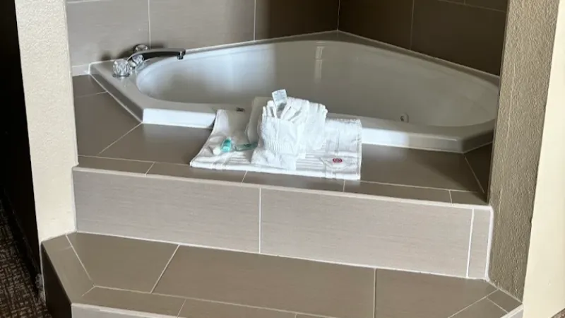 Comfort Suites Gulfport Central, room with private jacuzzi, photo 1
