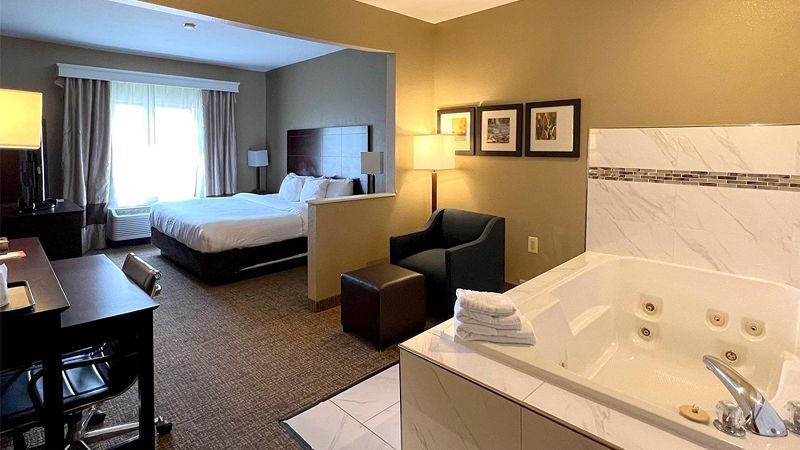 Comfort Suites North, room with private jacuzzi, photo 1