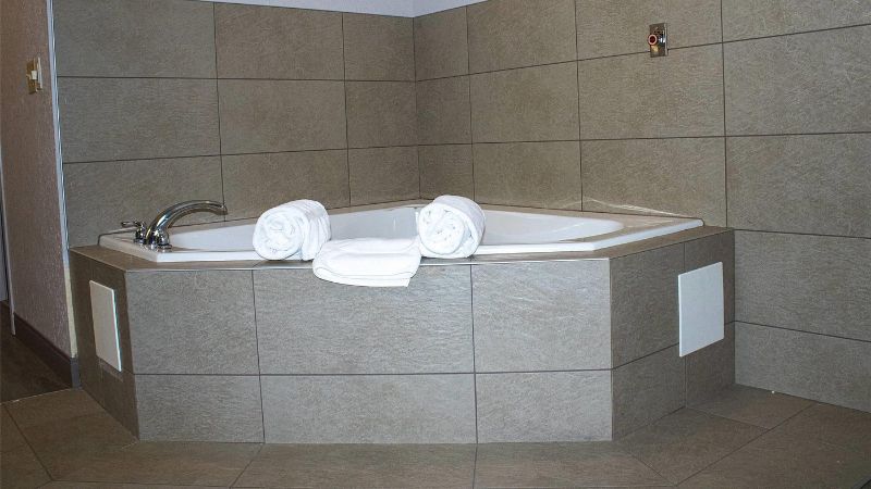 Country Inn & Suites by Radisson, Carlisle, PA, room with private jacuzzi, photo 2