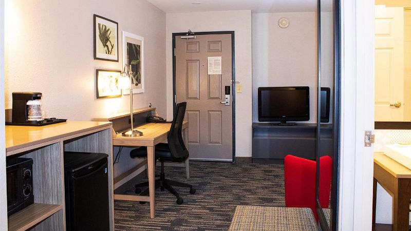 Country Inn & Suites by Radisson, Carlisle, PA, room with private jacuzzi, photo 3
