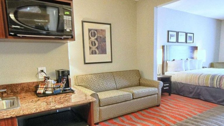 Country Inn & Suites by Radisson, Dearborn, MI