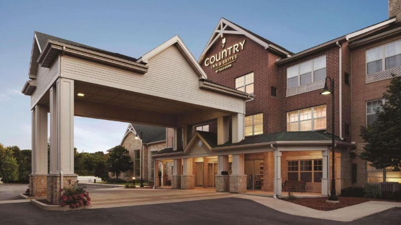Country Inn & Suites by Radisson, Madison Southwest, WI, room with private jacuzzi, photo 7
