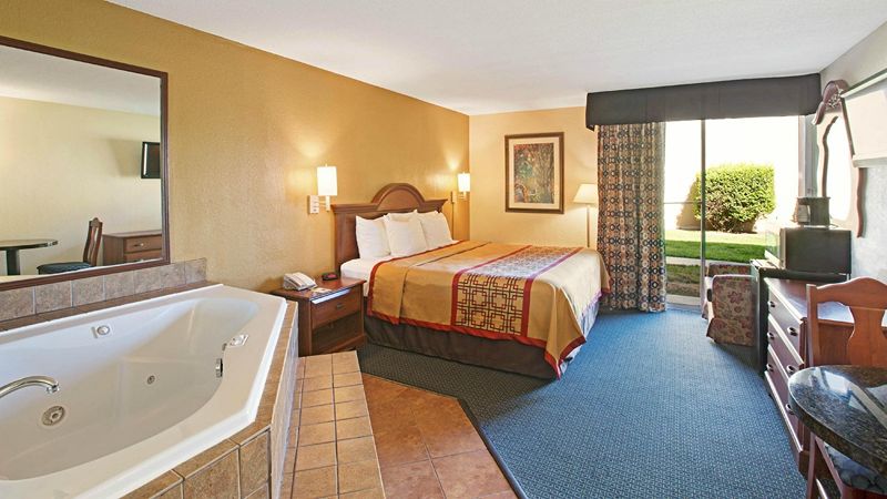 Days Inn By Wyndham Charlotte Woodlawn Near Carowinds, room with private jacuzzi, photo 1