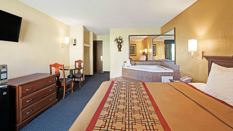 Days Inn By Wyndham Charlotte Woodlawn Near Carowinds, room with private jacuzzi, photo 2