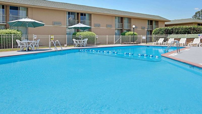 Days Inn By Wyndham Charlotte Woodlawn Near Carowinds, room with private jacuzzi, photo 4