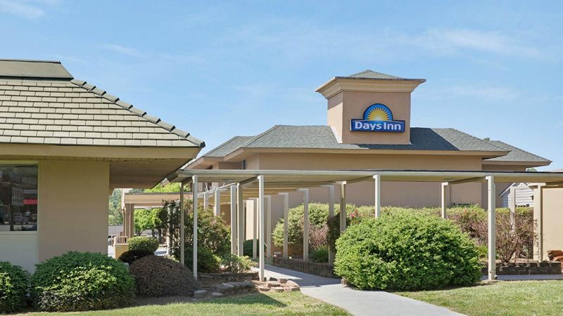 Days Inn By Wyndham Charlotte Woodlawn Near Carowinds, room with private jacuzzi, photo 5