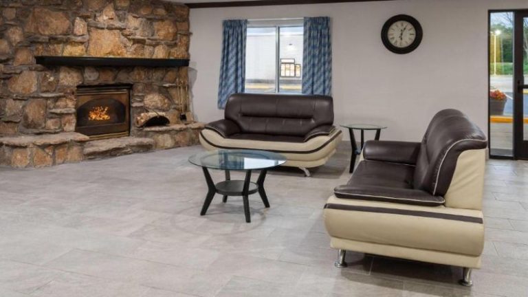 Days Inn & Suites by Wyndham Kaukauna WI