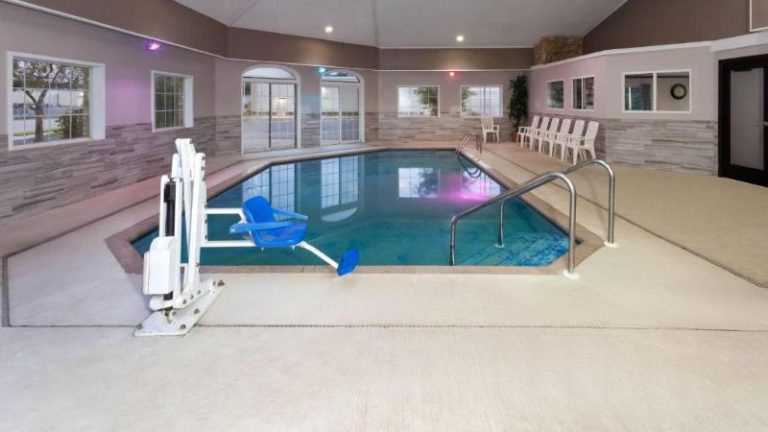 Days Inn & Suites by Wyndham Kaukauna WI