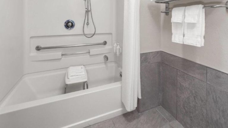 Days Inn & Suites by Wyndham Kaukauna WI