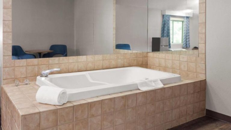 Days Inn & Suites by Wyndham Kaukauna WI