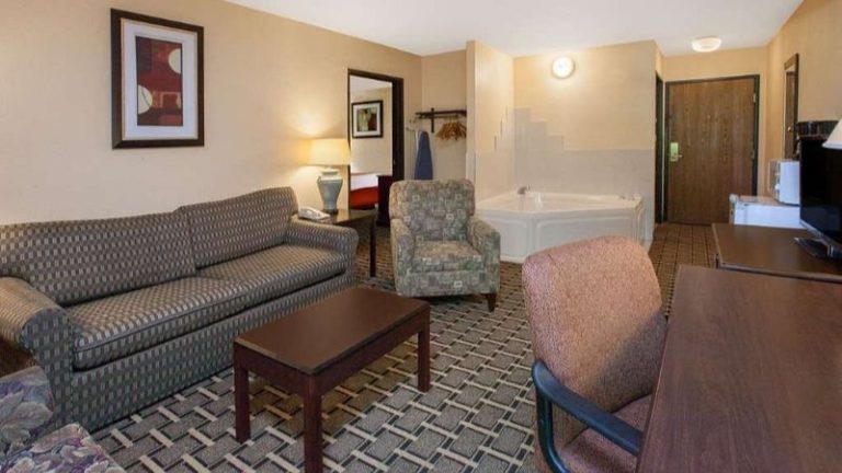Days Inn & Suites by Wyndham Madison Heights MI