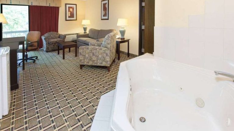 Days Inn & Suites by Wyndham Madison Heights MI
