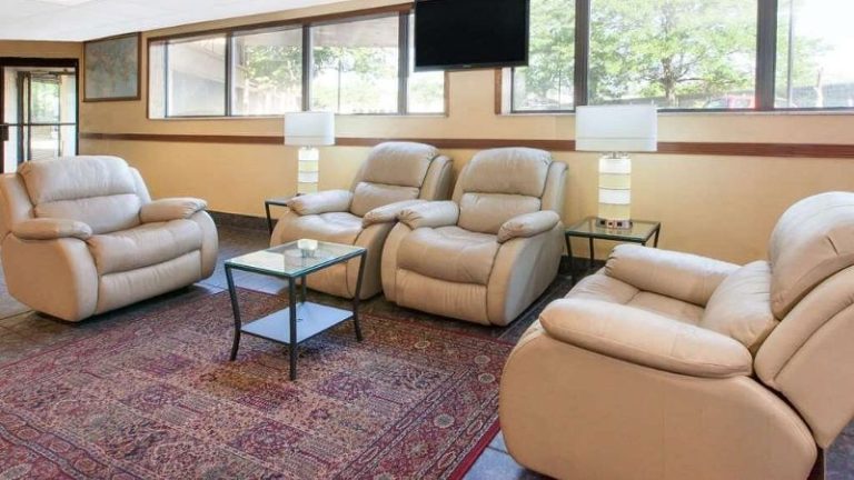 Days Inn & Suites by Wyndham Madison Heights MI