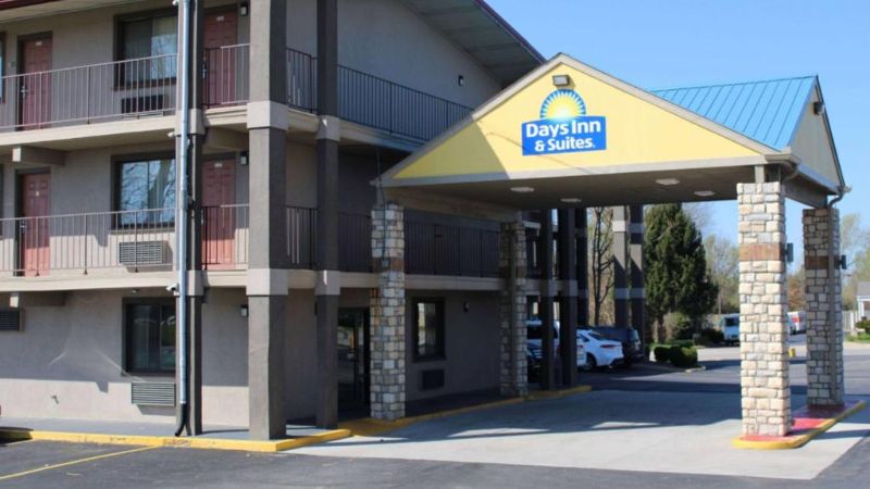 Days Inn & Suites by Wyndham Springfield on I-44, room with private jacuzzi, photo 8