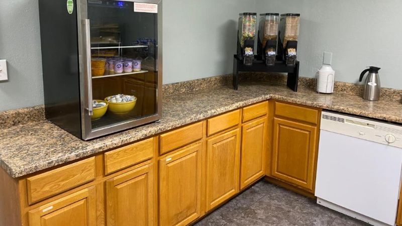 Days Inn & Suites by Wyndham Springfield on I-44, room with private jacuzzi, photo 7
