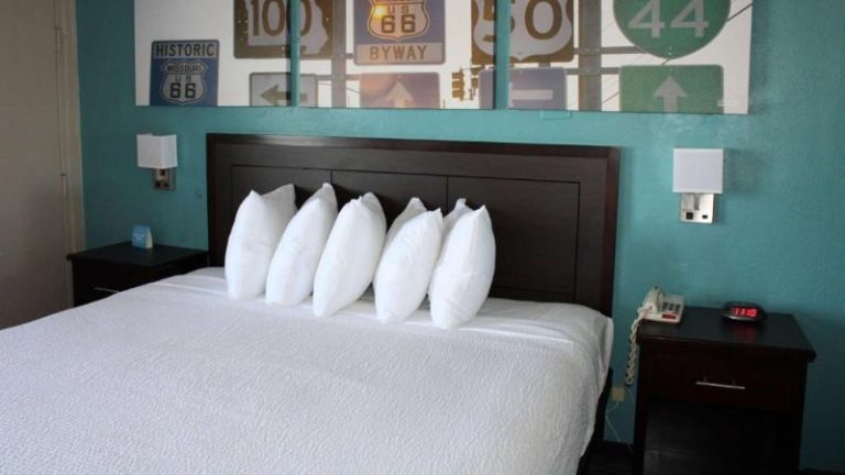Days Inn & Suites by Wyndham Springfield on I-44