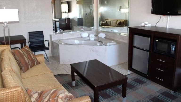 Days Inn & Suites by Wyndham Springfield on I-44