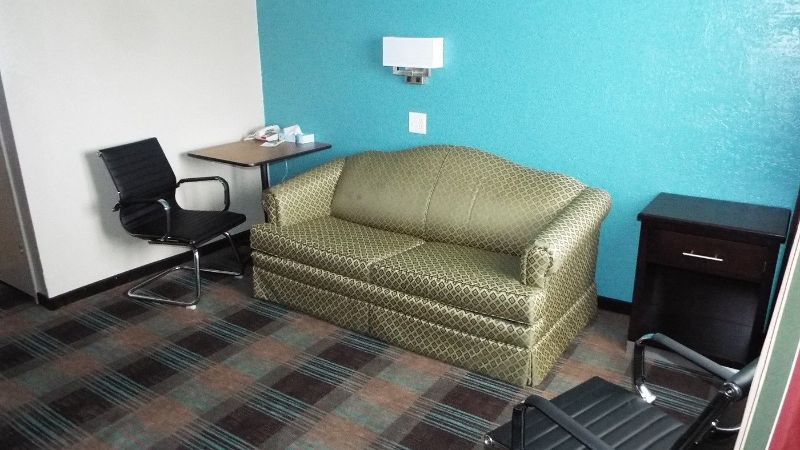 Days Inn & Suites by Wyndham Springfield on I-44, room with private jacuzzi, photo 5