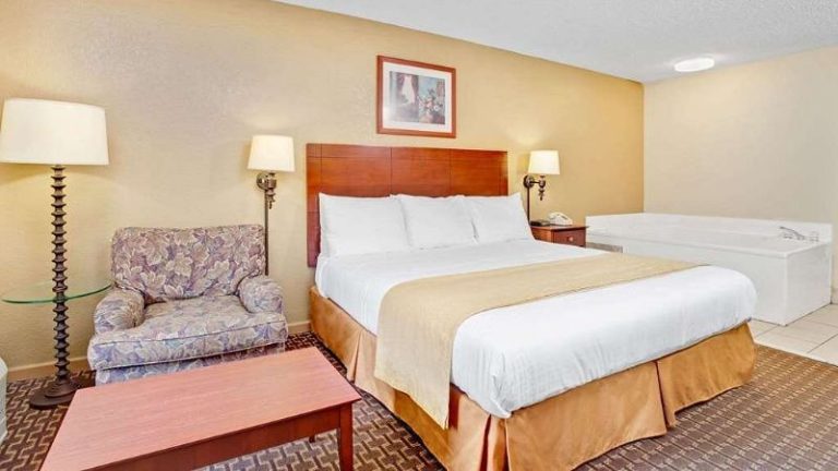 Days Inn & Suites by Wyndham Stockbridge South Atlanta