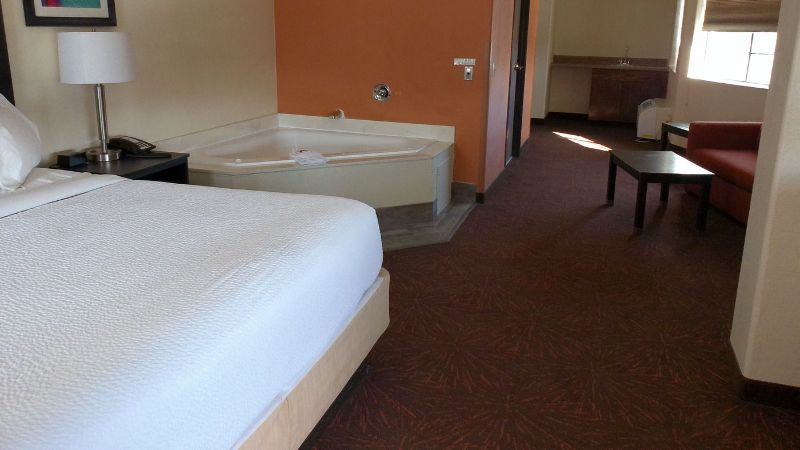 Days Inn & Suites by Wyndham Tucson/Marana, room with private jacuzzi, photo 2