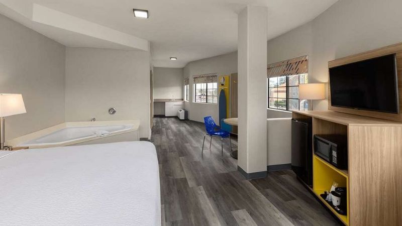 Days Inn & Suites by Wyndham Tucson/Marana, room with private jacuzzi, photo 3