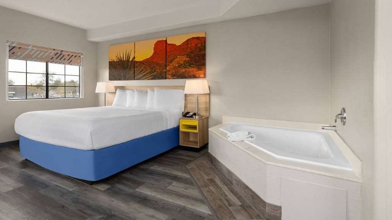 Days Inn & Suites by Wyndham Tucson/Marana, room with private jacuzzi, photo 4