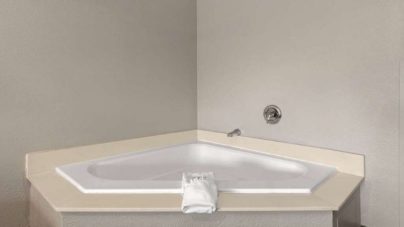 Days Inn & Suites by Wyndham Tucson/Marana, room with private jacuzzi, photo 1