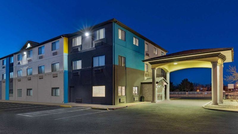 Days Inn by Wyndham Bernalillo, room with private jacuzzi, photo 8