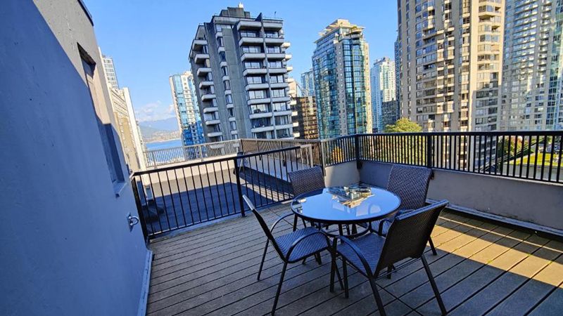 Divya Sutra Suites on Robson Downtown Vancouver, room with private jacuzzi, photo 4