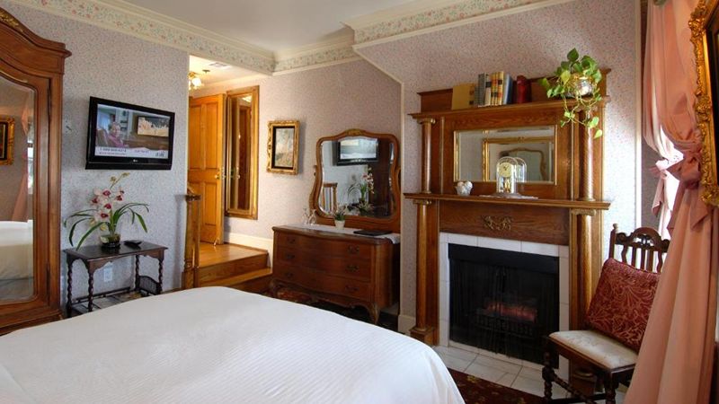 Dorymans Oceanfront Inn, room with private jacuzzi, photo 5