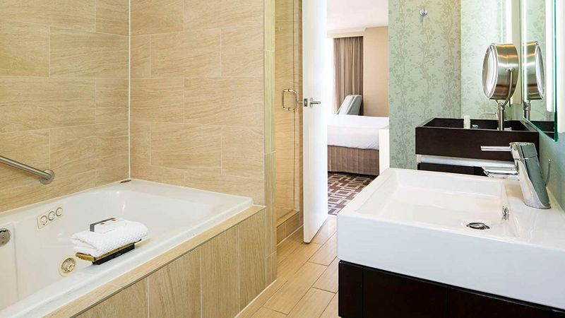 Doubletree By Hilton Hotel Jacksonville Riverfront, room with private jacuzzi, photo 1