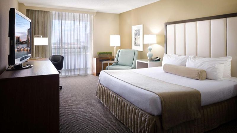 Doubletree By Hilton Hotel Jacksonville Riverfront, room with private jacuzzi, photo 2