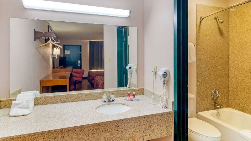 Econo Lodge Decatur – Atlanta East, room with private jacuzzi, photo 4