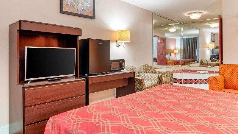 Econo Lodge Decatur – Atlanta East, room with private jacuzzi, photo 3