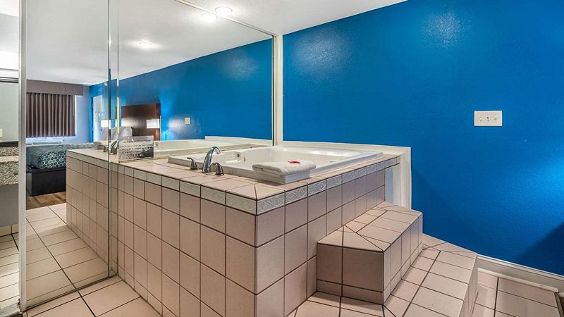 Econo Lodge Inn & Suites I-64 & US 13, room with private jacuzzi, photo 2