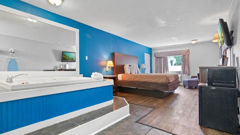 Econo Lodge Inn & Suites I-64 & US 13, room with private jacuzzi, photo 1