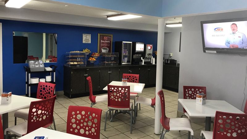 Econo Lodge Inn & Suites I-64 & US 13, room with private jacuzzi, photo 3