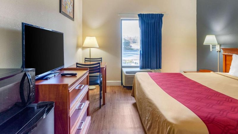 Econo Lodge Lookout Mountain, room with private jacuzzi, photo 3