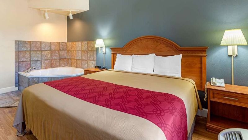 Econo Lodge Lookout Mountain, room with private jacuzzi, photo 2