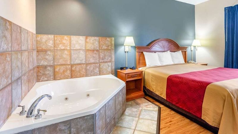 Econo Lodge Lookout Mountain, room with private jacuzzi, photo 1
