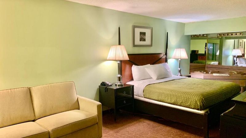 Executive Inn Chester, room with private jacuzzi, photo 2