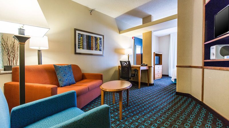 Fairfield by Marriott Inn & Suites Toledo North, room with private jacuzzi, photo 3
