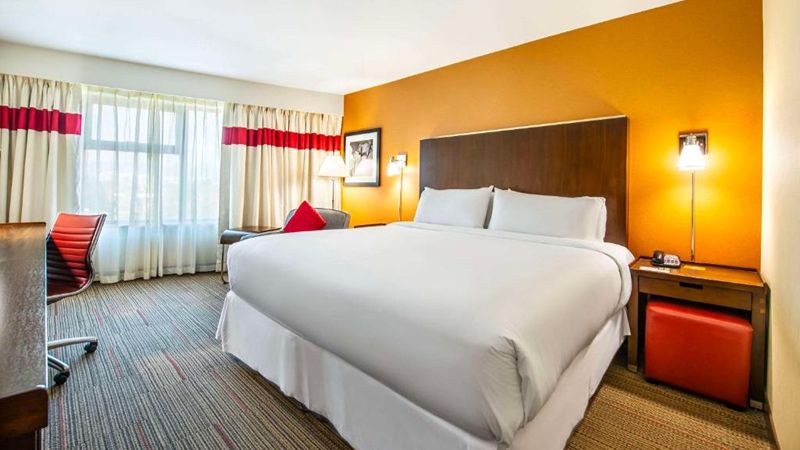Grand Park Hotel Vancouver Airport, room with private jacuzzi, photo 2