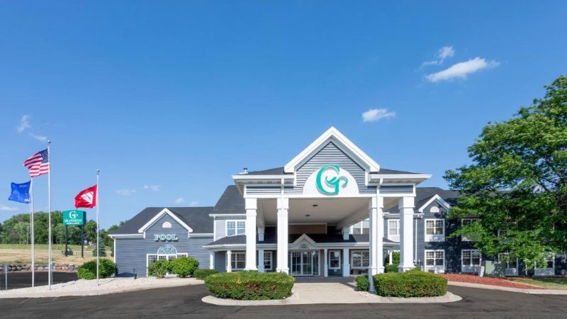 GrandStay Hotel & Suites Waunakee-Madison, room with private jacuzzi, photo 1