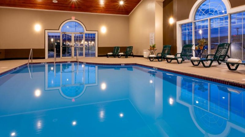 GrandStay Hotel & Suites Waunakee-Madison, room with private jacuzzi, photo 3