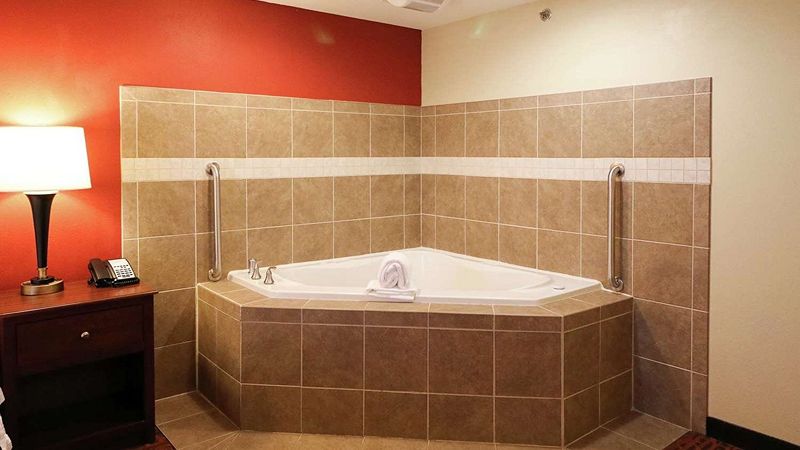 Hampton Inn Columbus-South, room with private jacuzzi, photo 3