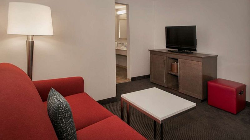 Hampton Inn & Suites Milwaukee Downtown, room with private jacuzzi, photo 3