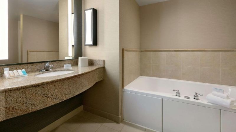Hilton Garden Inn Harrisburg East, room with private jacuzzi, photo 3