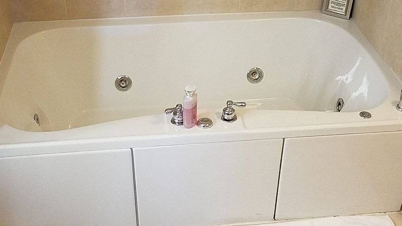 Hilton Garden Inn Harrisburg East, room with private jacuzzi, photo 2